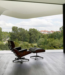 Fauteuil lounge inspiré du design Eames, noyer et cuir noir